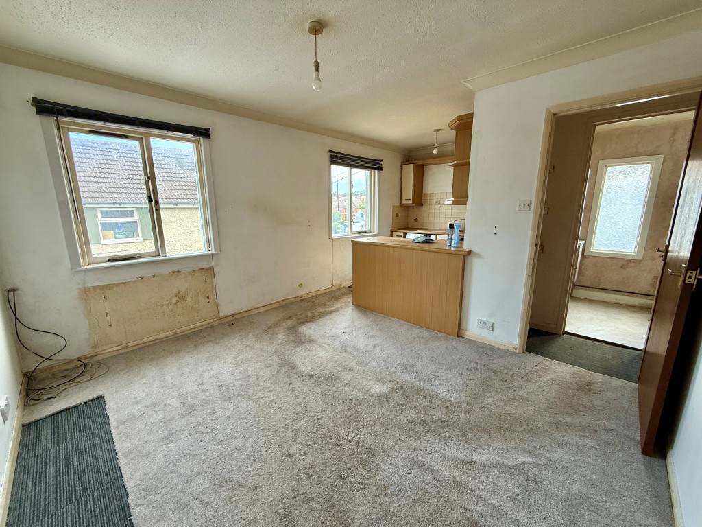 Lot: 201 - FLAT FOR IMPROVEMENT - Living/dining room